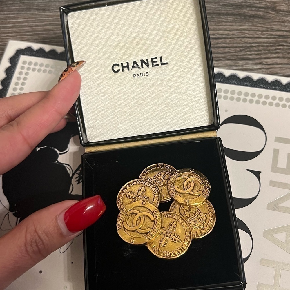 RARE! Chanel Vintage CC Medallion Brooch - Picture 7 of 7